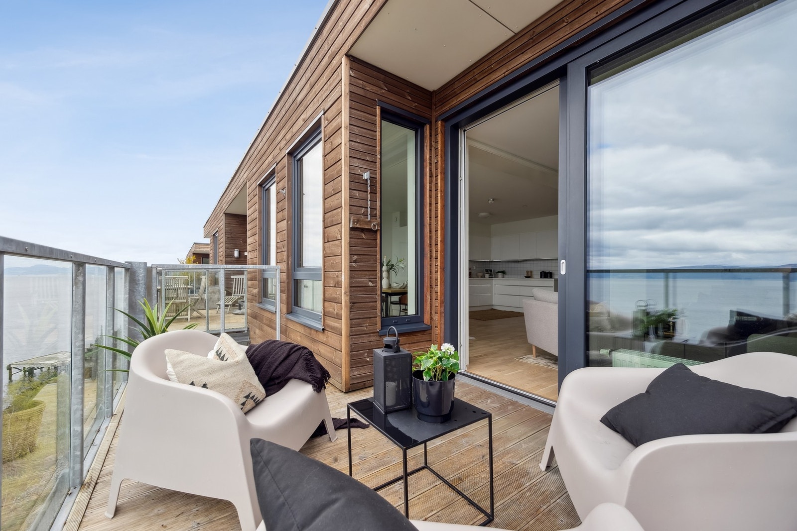 Balkongen på 10 m² byr på rikelig med plass til både sittegruppe og personlige innredning. Galleribilde