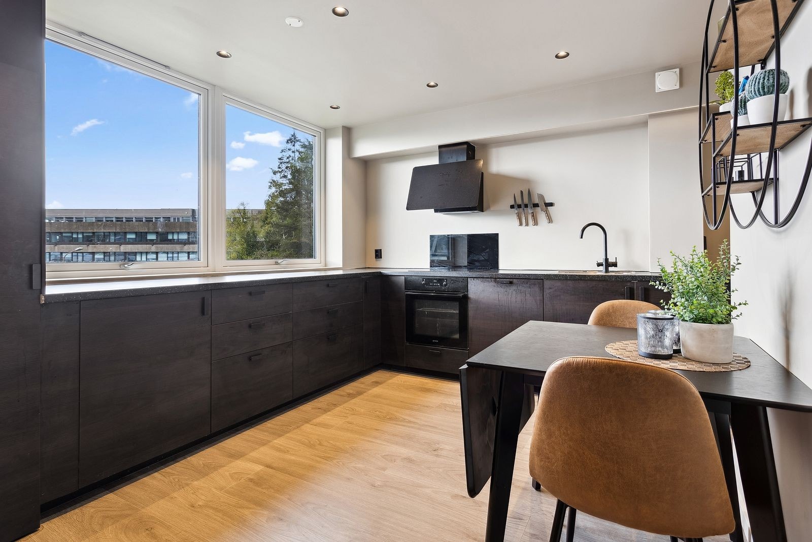 Kjøkkenet har godt med skap, skuffe og benkeplass Galleribilde