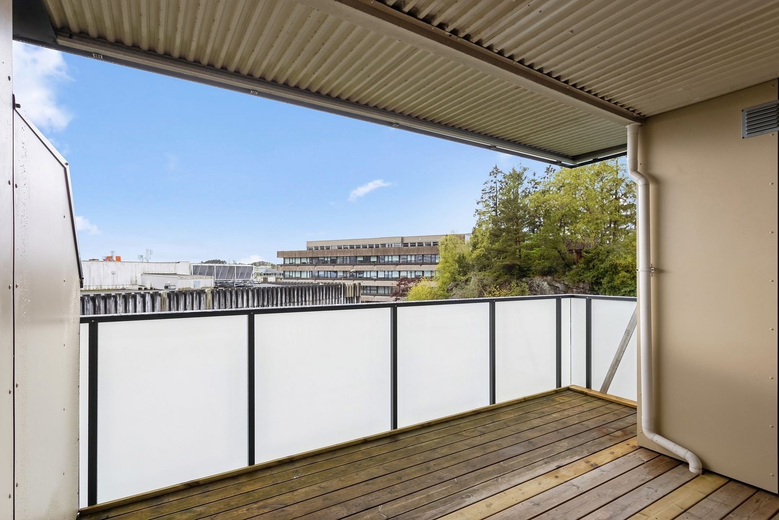 Fra stuen er det direkte utgang til en stor balkong med flott utsikt over nærområdet Galleribilde