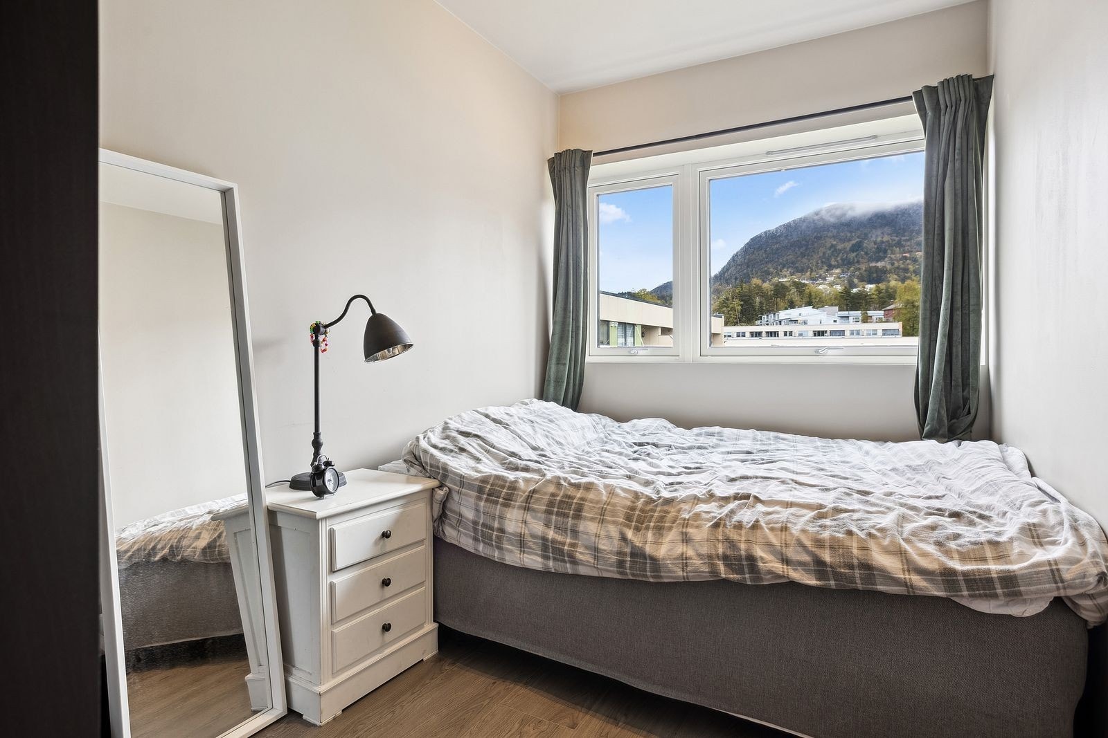 Romslig og lyst soverom med god plass til oppbevaring og naturlig lys Galleribilde