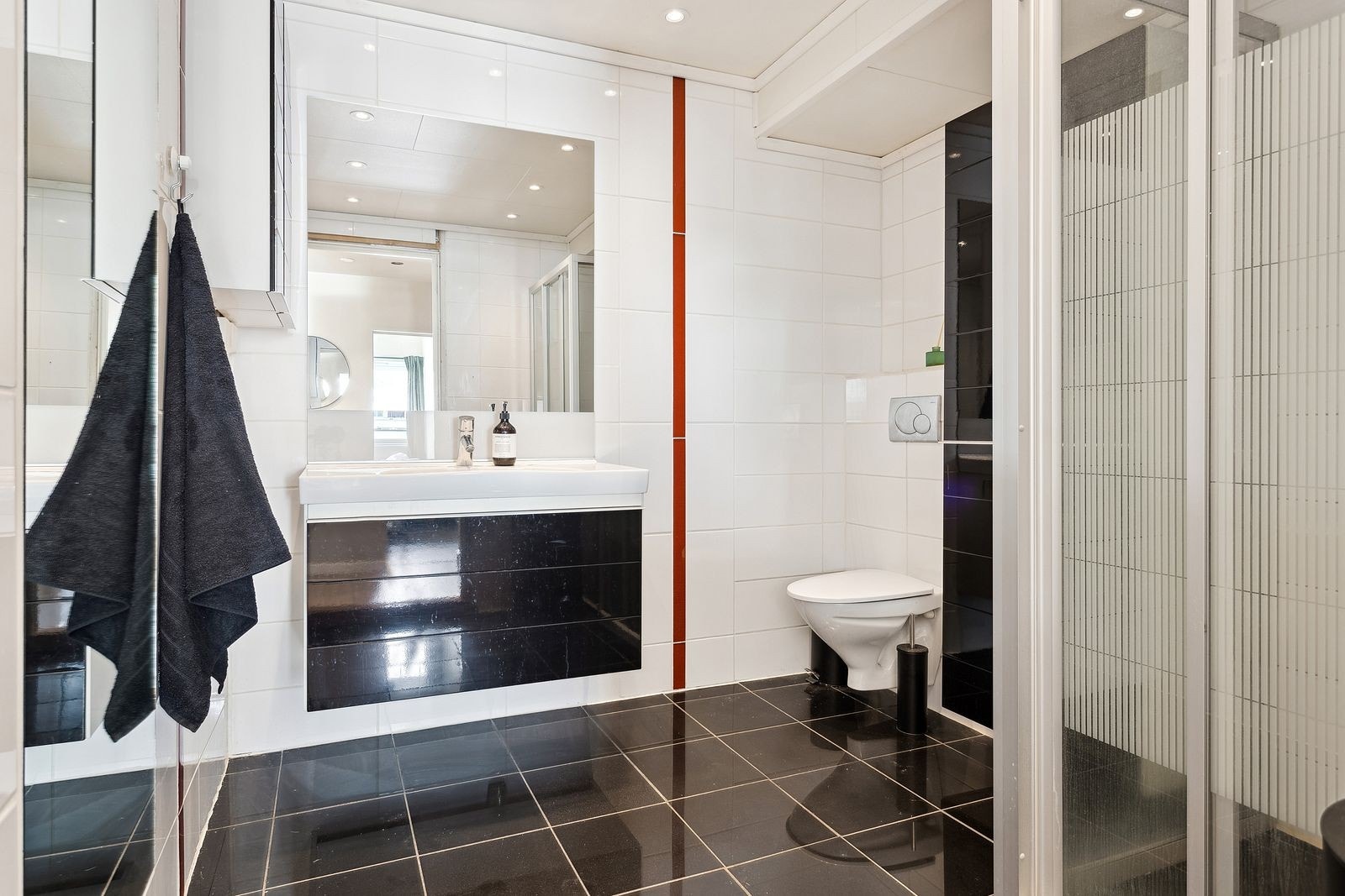 Badet er helflliset med varmekabler i gulv og downlights i himling Galleribilde