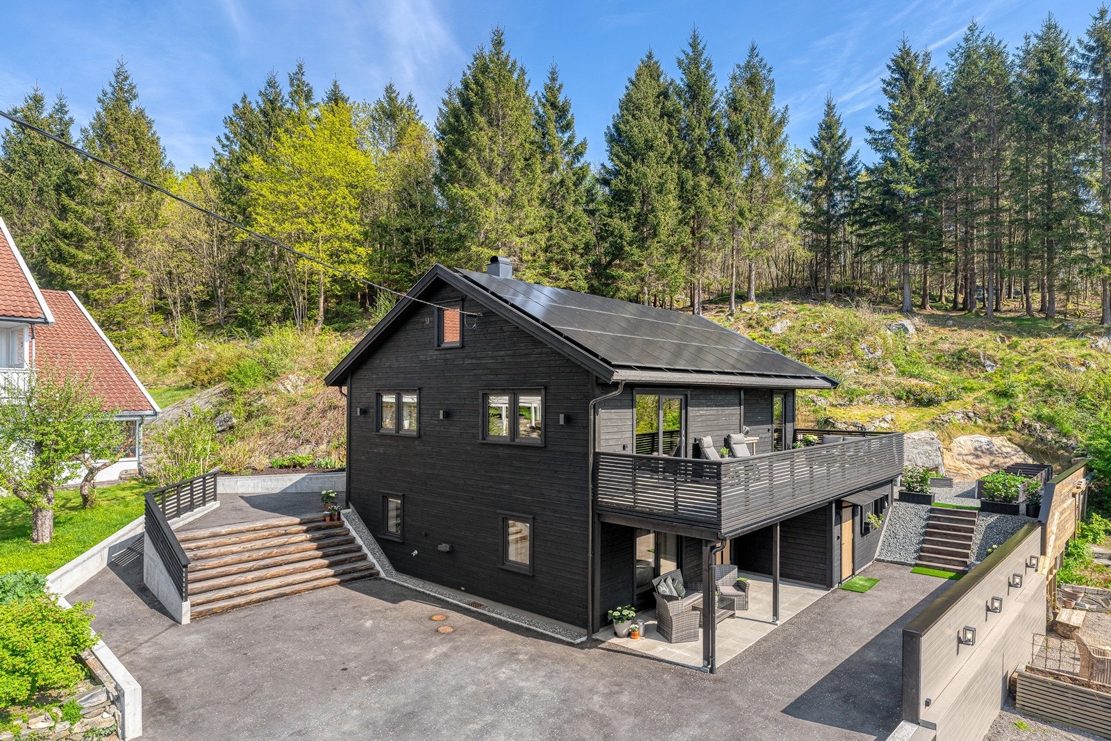 Eneboligen har en meget pent opparbeidet tomt med bl.a. biloppstillingsplasser, og flere uteområder rundt huset. Tomten grenser til friområde. Galleribilde
