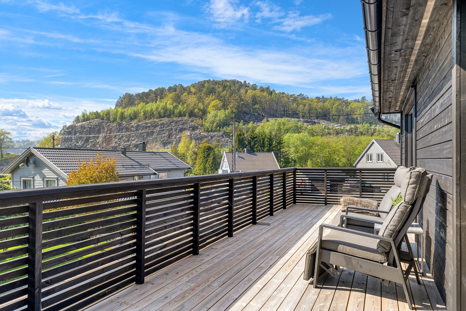 Verandaen oppleves usjenerende og har et luftig utsyn. Galleribilde