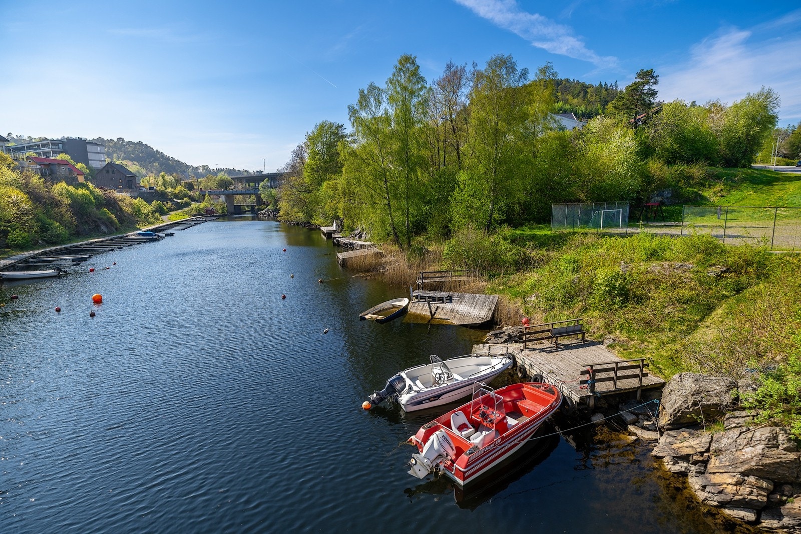 Like ved boligen finner du felles bryggeanlegg hvor denne eiendommen disponerer en båtplass. Galleribilde
