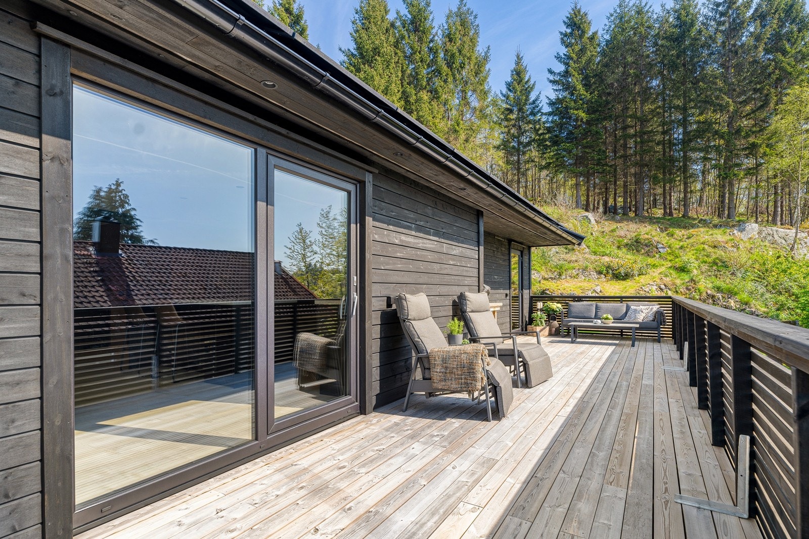 Verandaen har god plass til hagemøbler, spisegruppe, grill m.m. Galleribilde