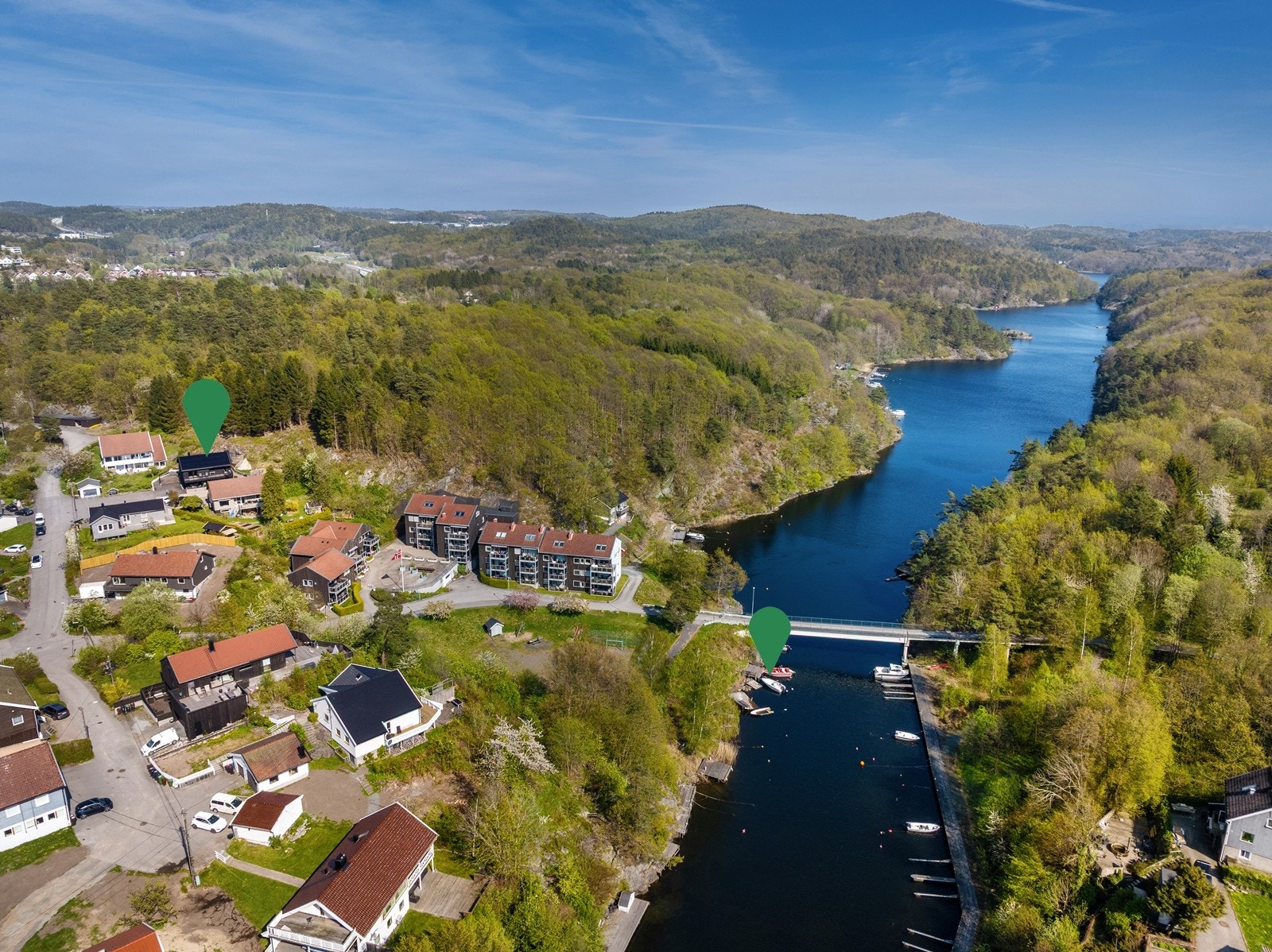 Til venstre finner du husets plassering og til høyre finner du båtplassen. Her er det kort vei til hyggelige opplevelser med familie og venner! Galleribilde