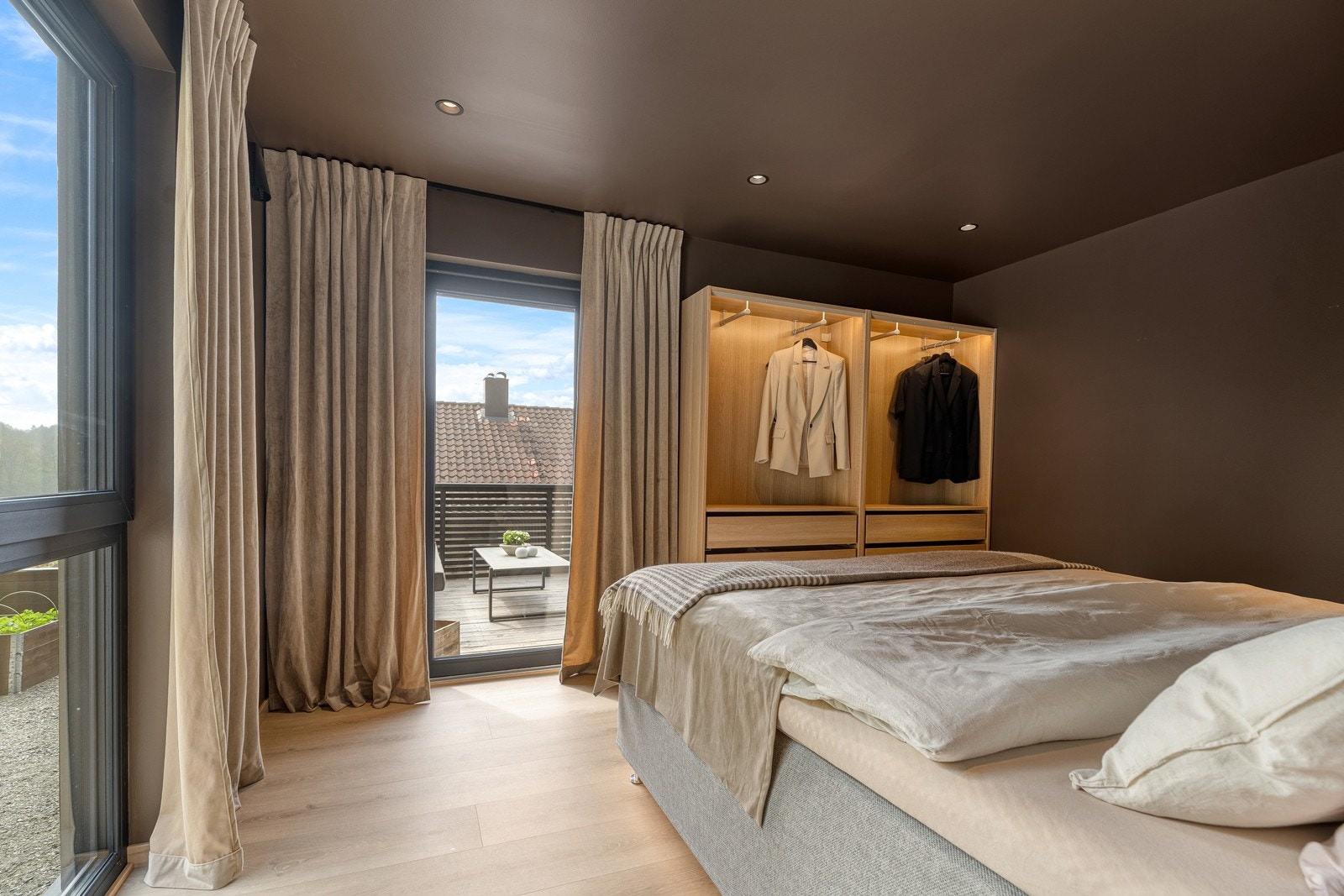 Det er montert gardinskinner i tak som skaper hotellfølelse, og det er satt inn garderobeskap. Galleribilde
