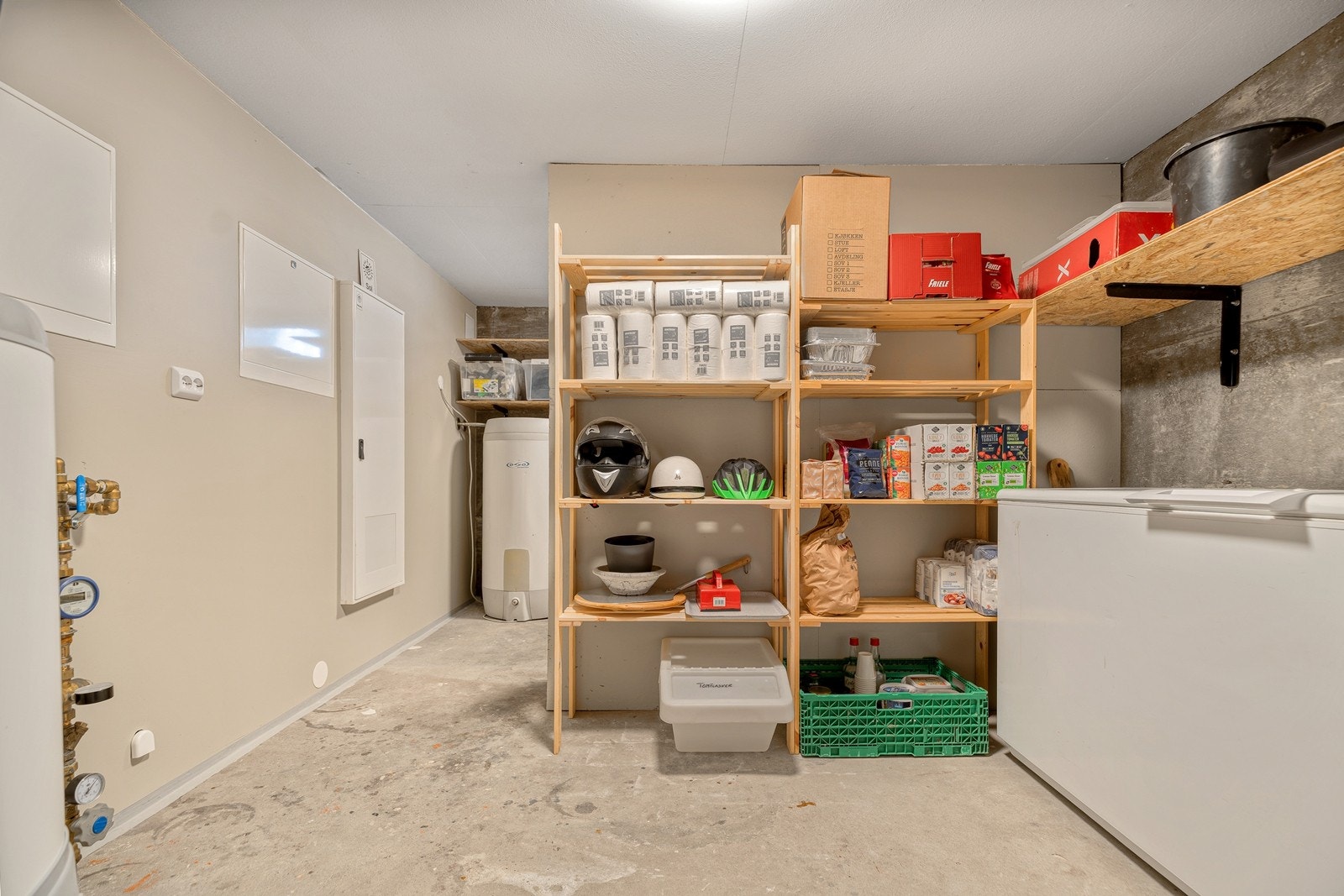 Innvendig bod med lagringsplass og tekniske fasiliteter. Galleribilde