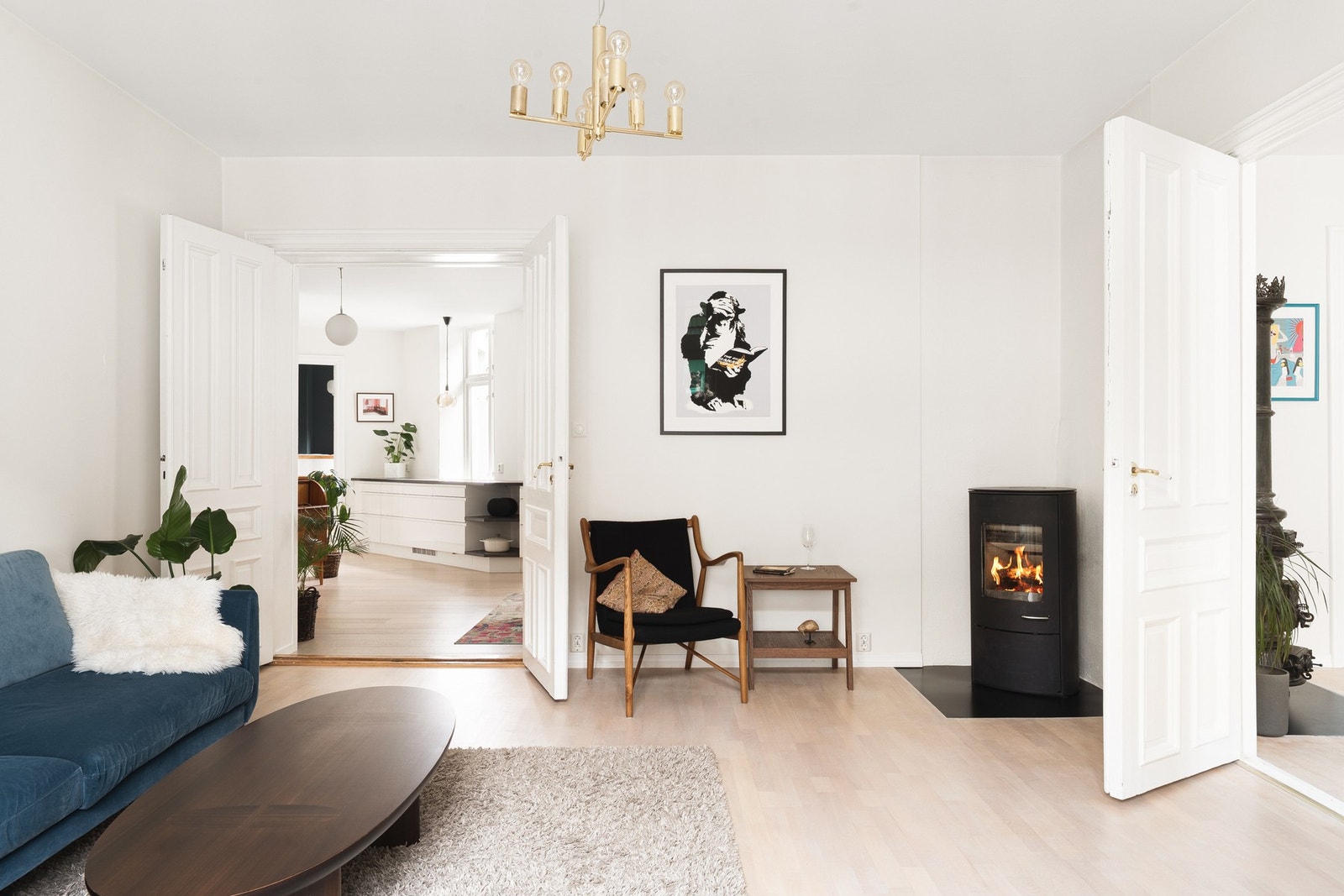 Praktisk plassert i rommet finner en rentbrennende og effektiv peisovn, perfekt plassert både for varme og hygge på kjølige dager. Galleribilde