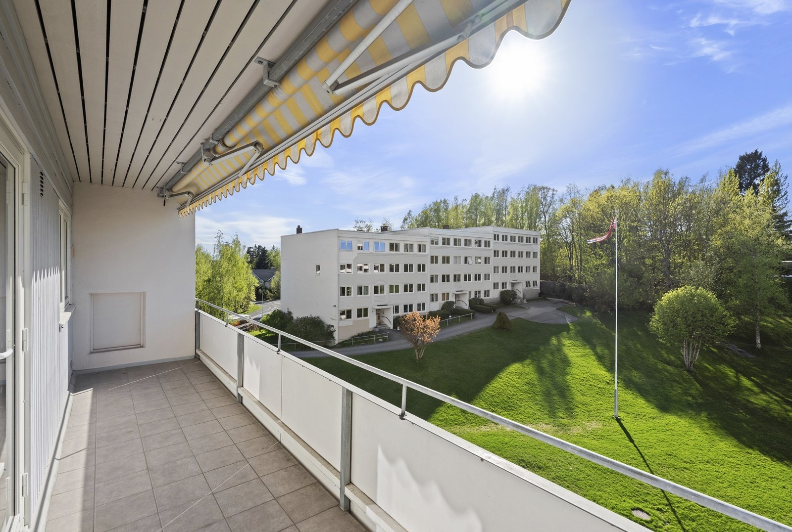 Vestvendt balkong. Galleribilde