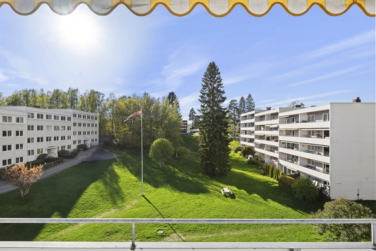 Flott utsyn fra balkongen - Privat og usjenert! Galleribilde