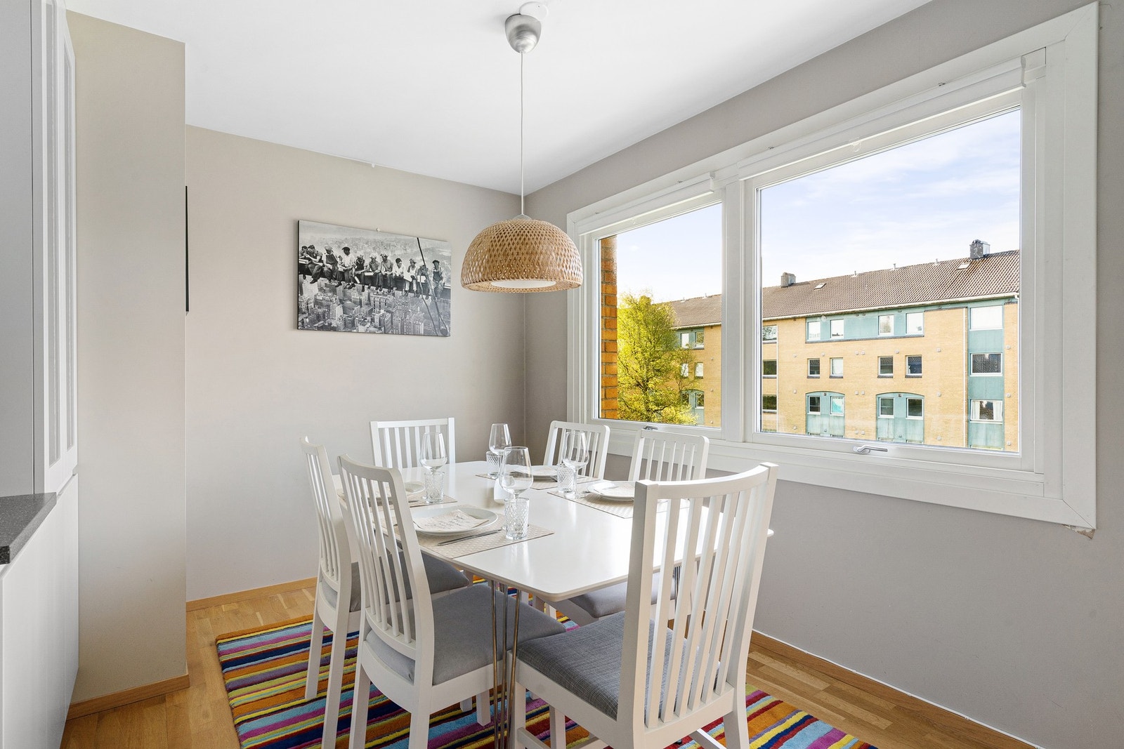 Fint å sitte her ved de store vinduene Galleribilde