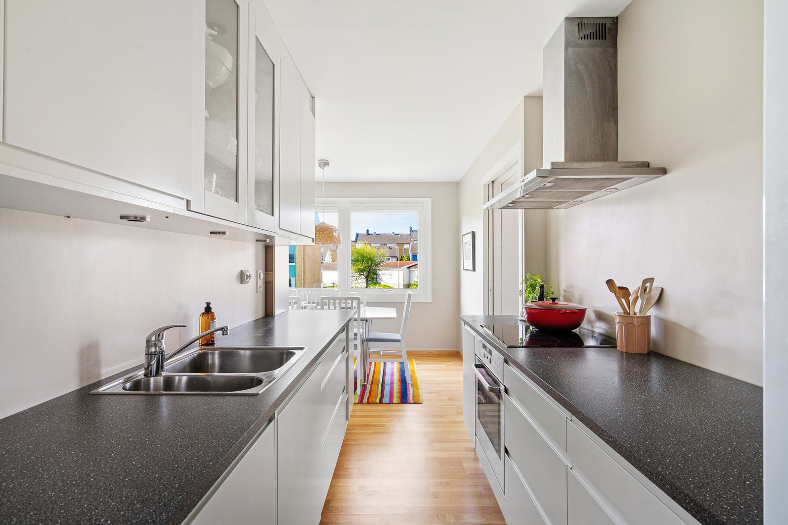 Kjøkken/ allrom med god skap- og benkeplass Galleribilde