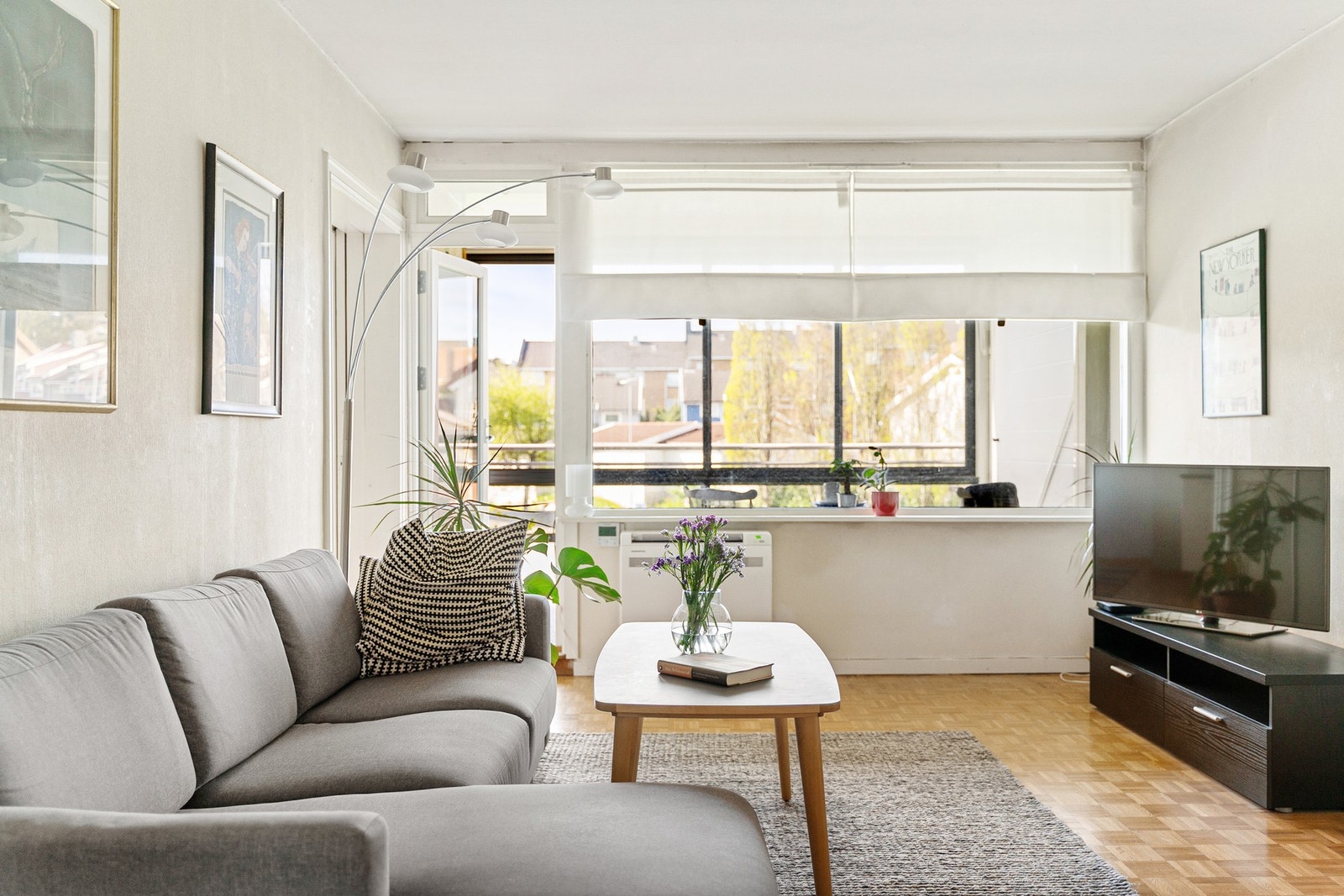 Stue med utgang til innglasset balkong. Parkettgulv med tynne staver. Galleribilde