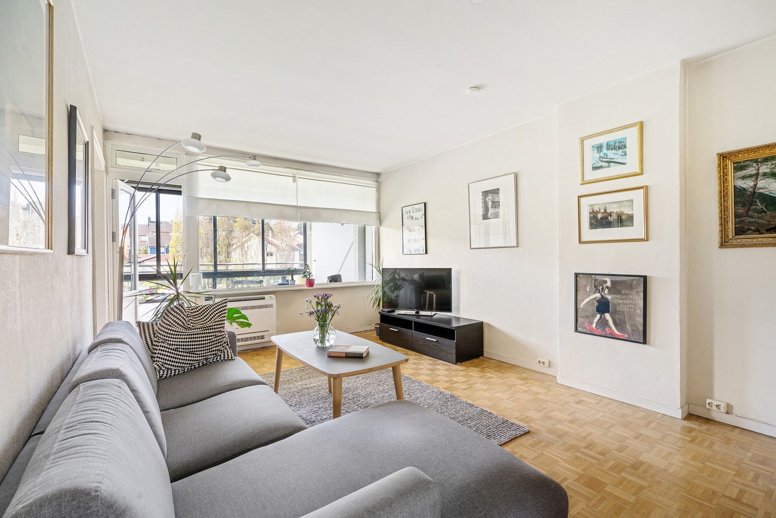 Stuen har godt med veggplass Galleribilde