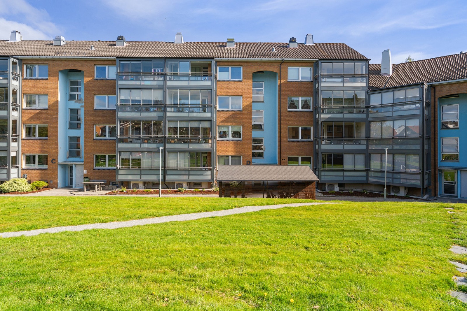 Leiligheten ligger fint til i 3. etasje. Usjenert og solrikt. Galleribilde