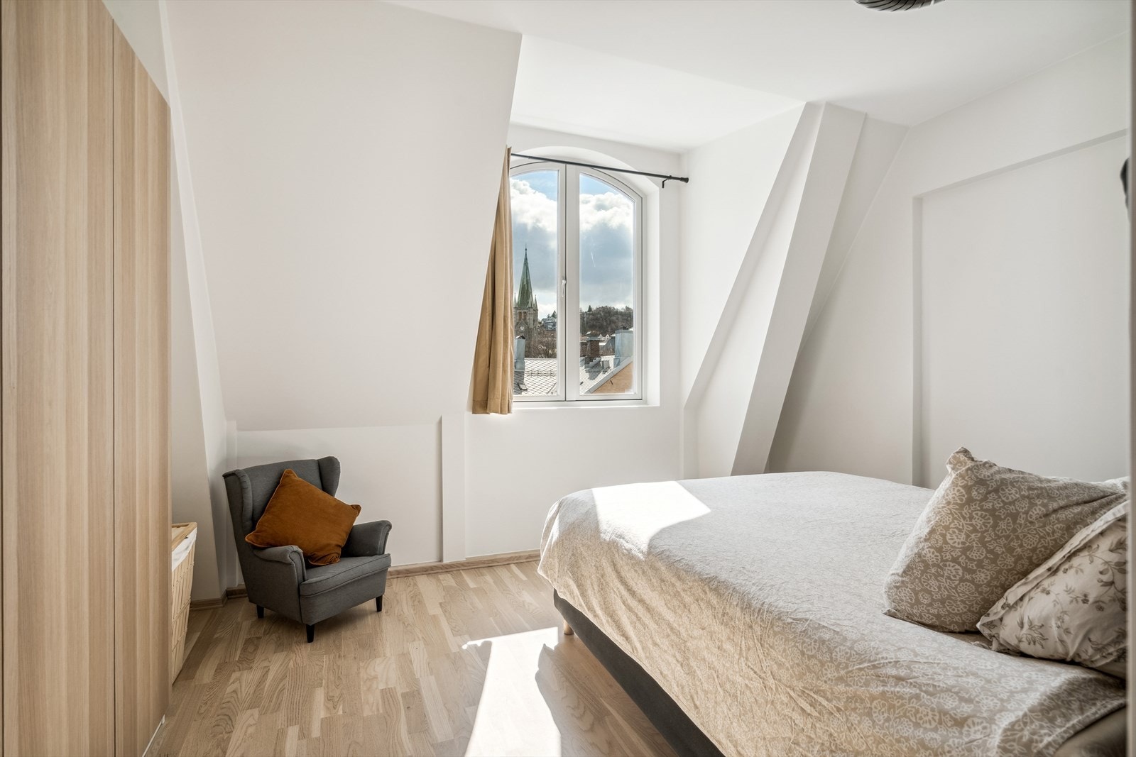 Soverommet er på hele 12,5m² og gir gode muligheter for seng av god størrelse med tilhørende møblement. Galleribilde