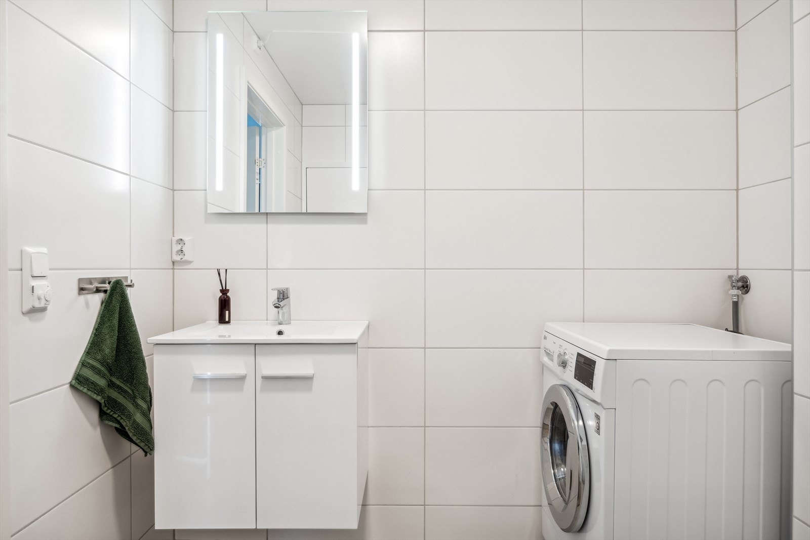Flislagt bad på 4,5m² utstyrt med blant annet gulvvarme og opplegg for vaskemaskin. Galleribilde