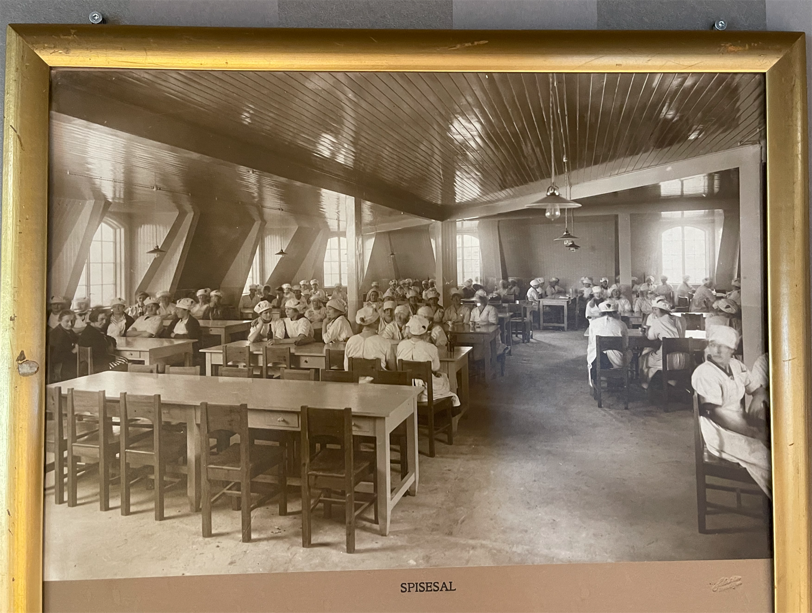 Bilde fra selger. Det viser seg at leiligheten var en del av spisesalen i den originale sjokoladefabrikken. Galleribilde