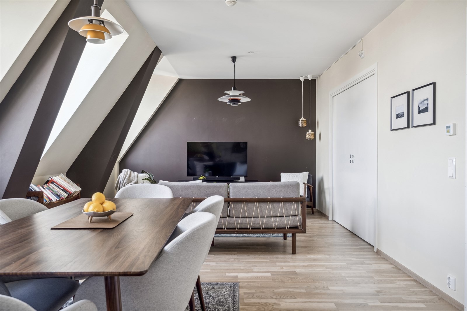 Leiligheten byr på stue og kjøkken i åpen løsning, og måler hele 32m². Galleribilde
