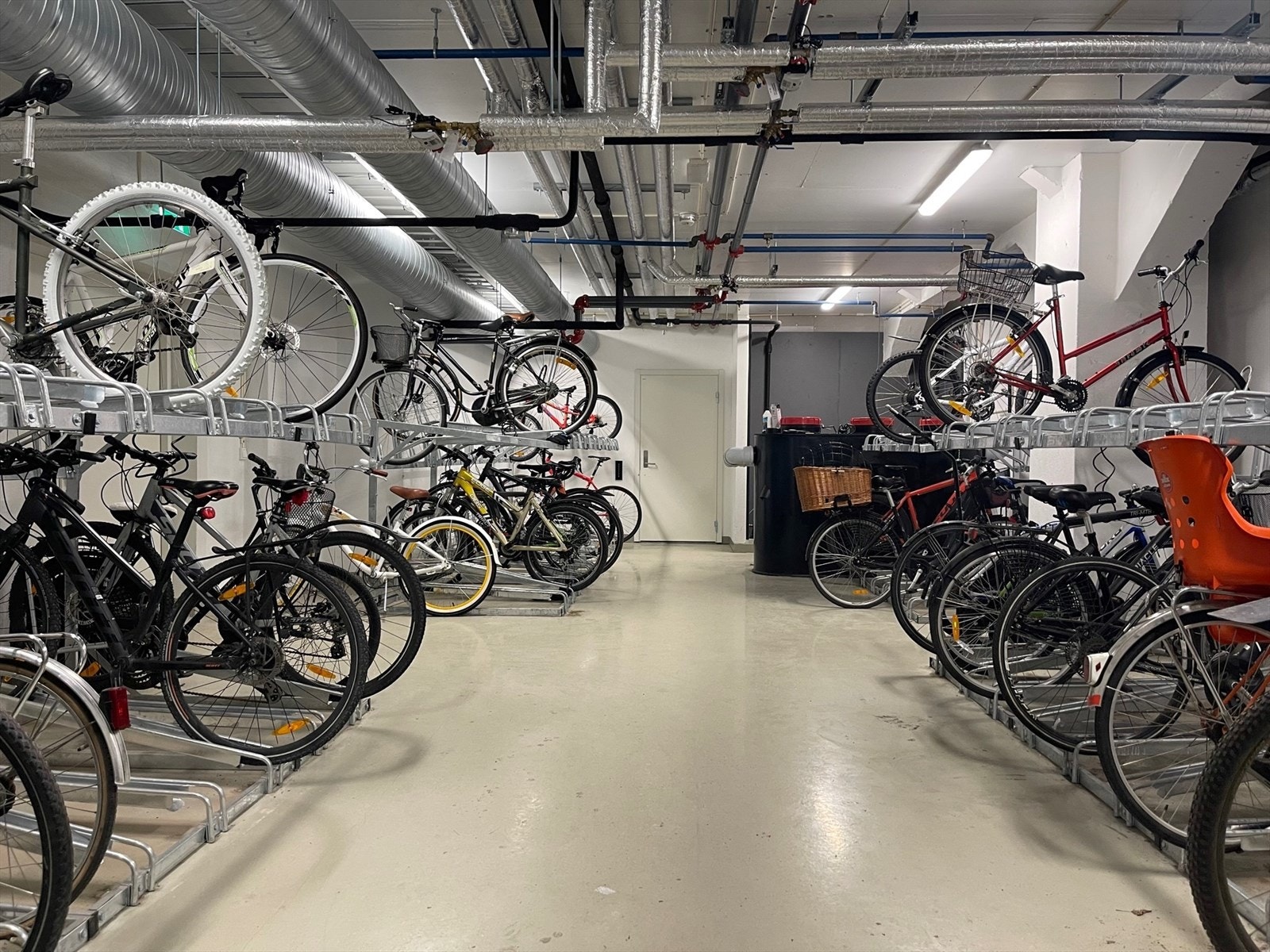 I kjelleren er det også etablert parkering for sykkel i eget rom som er utstyrt med blant annet økovennlig sykkelvask. Galleribilde