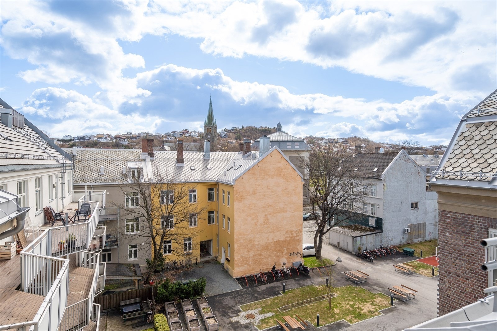 Bygget har en trivelig bakgård med blant annet sittegrupper, grøntareal og sykkelparkering. Galleribilde