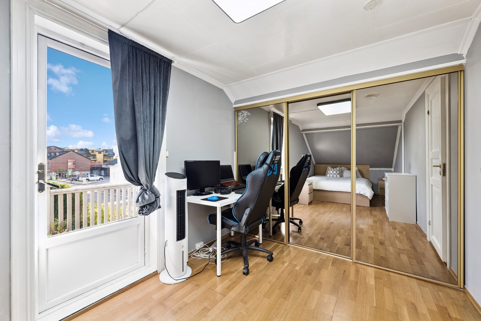 Soverommet har garderobe Galleribilde