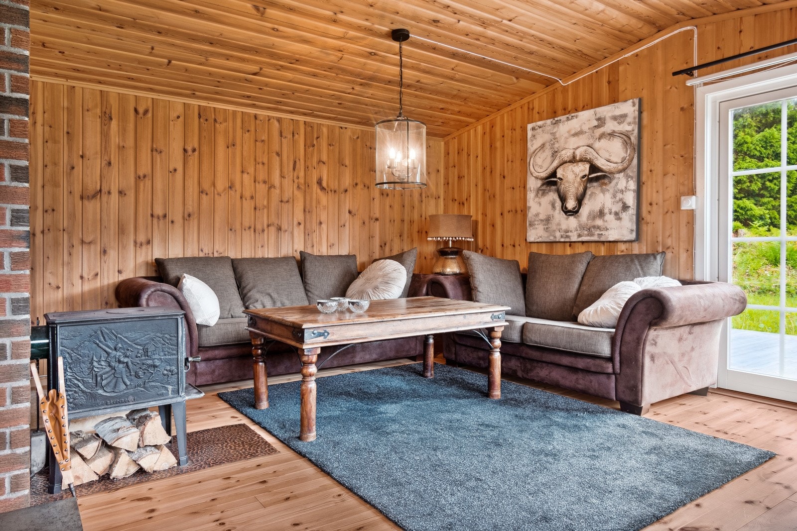 I stuen er det en vedovn som varmer opp hytta godt på de kaldere dagene. Galleribilde