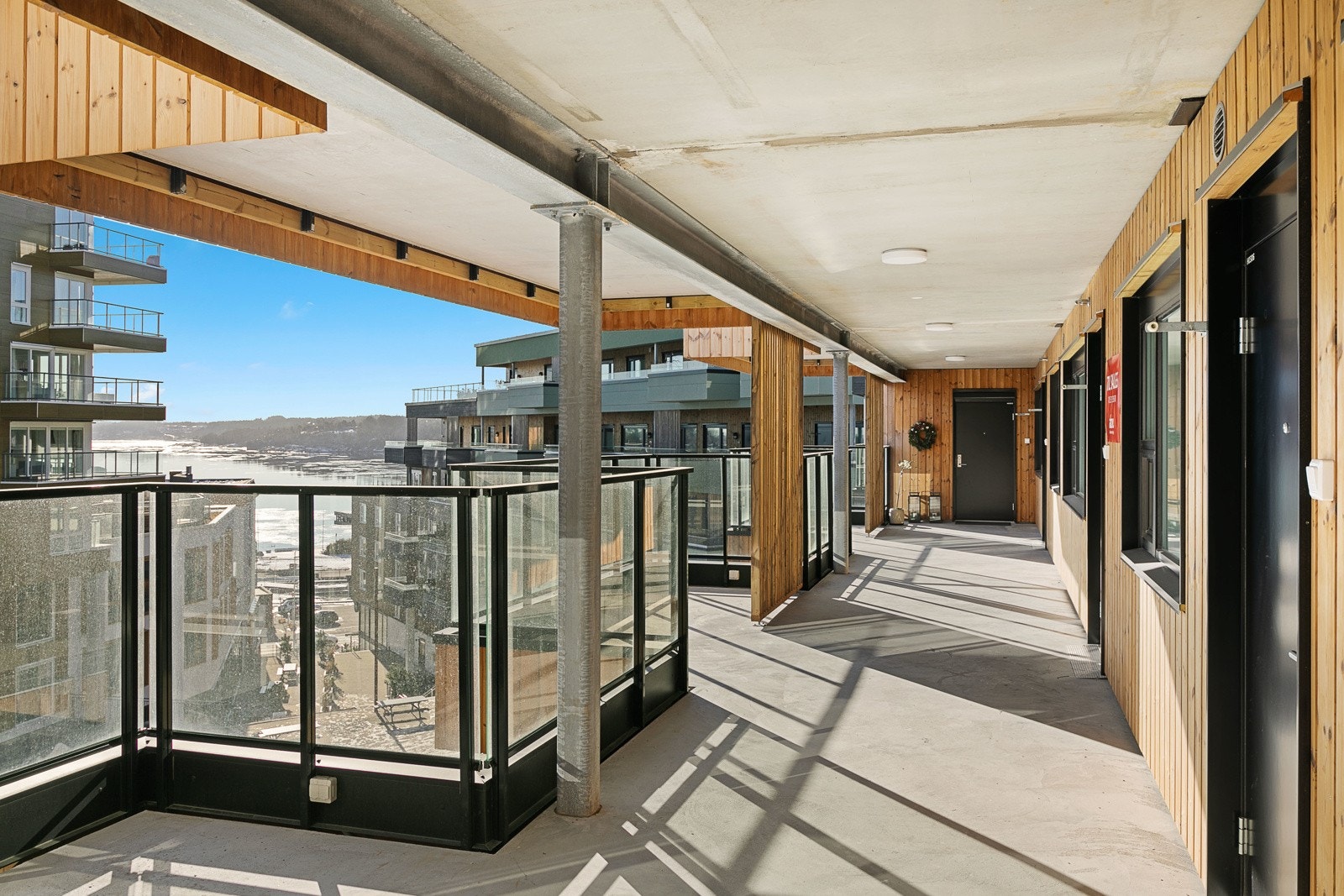 Ved den felles svalgangen finnes en koselig liten frokostterrasse Galleribilde