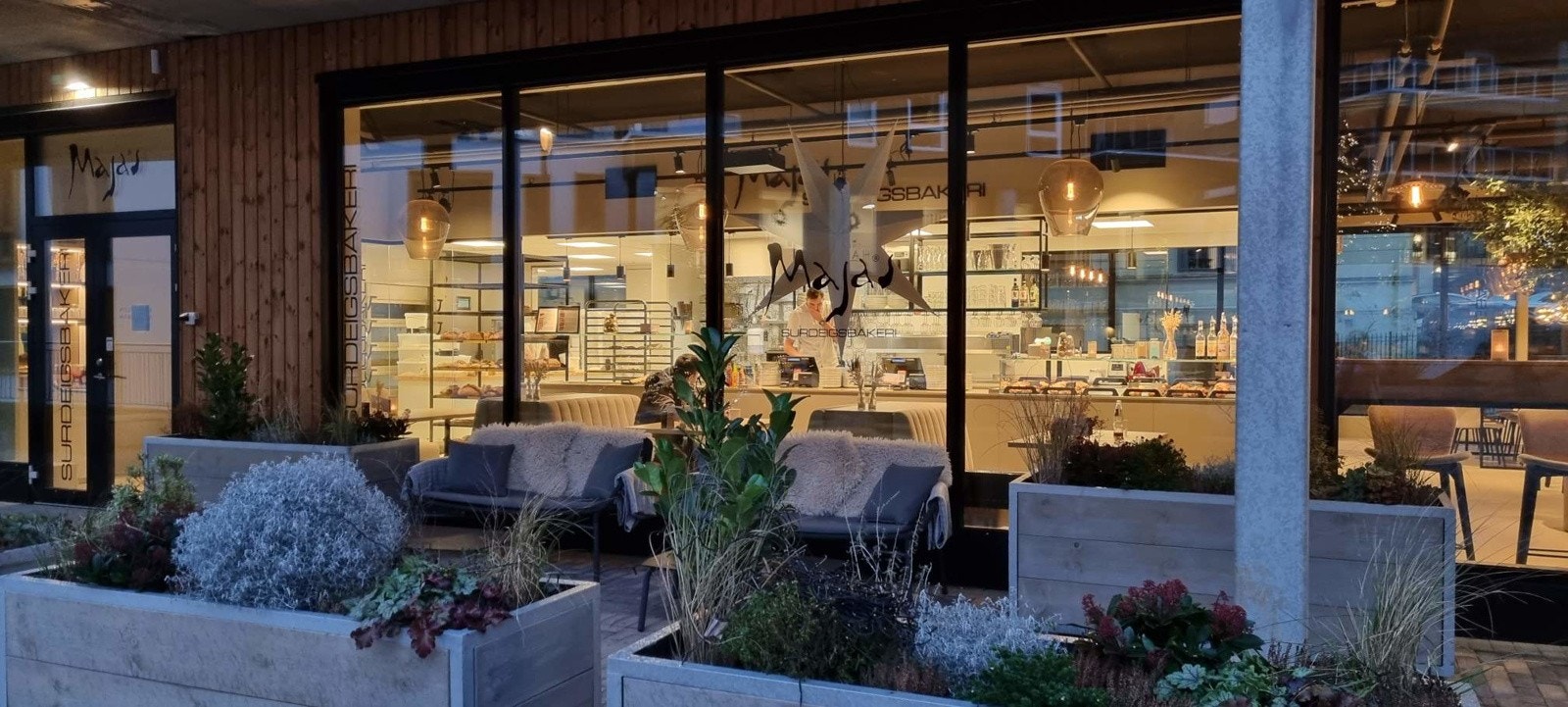Majas Surdeigsbakeri ligger i umiddelbar nærhet. Det er også andre restauranter som Pieno og Attrå i bygge ved sidenav. Selgers bilde. Galleribilde