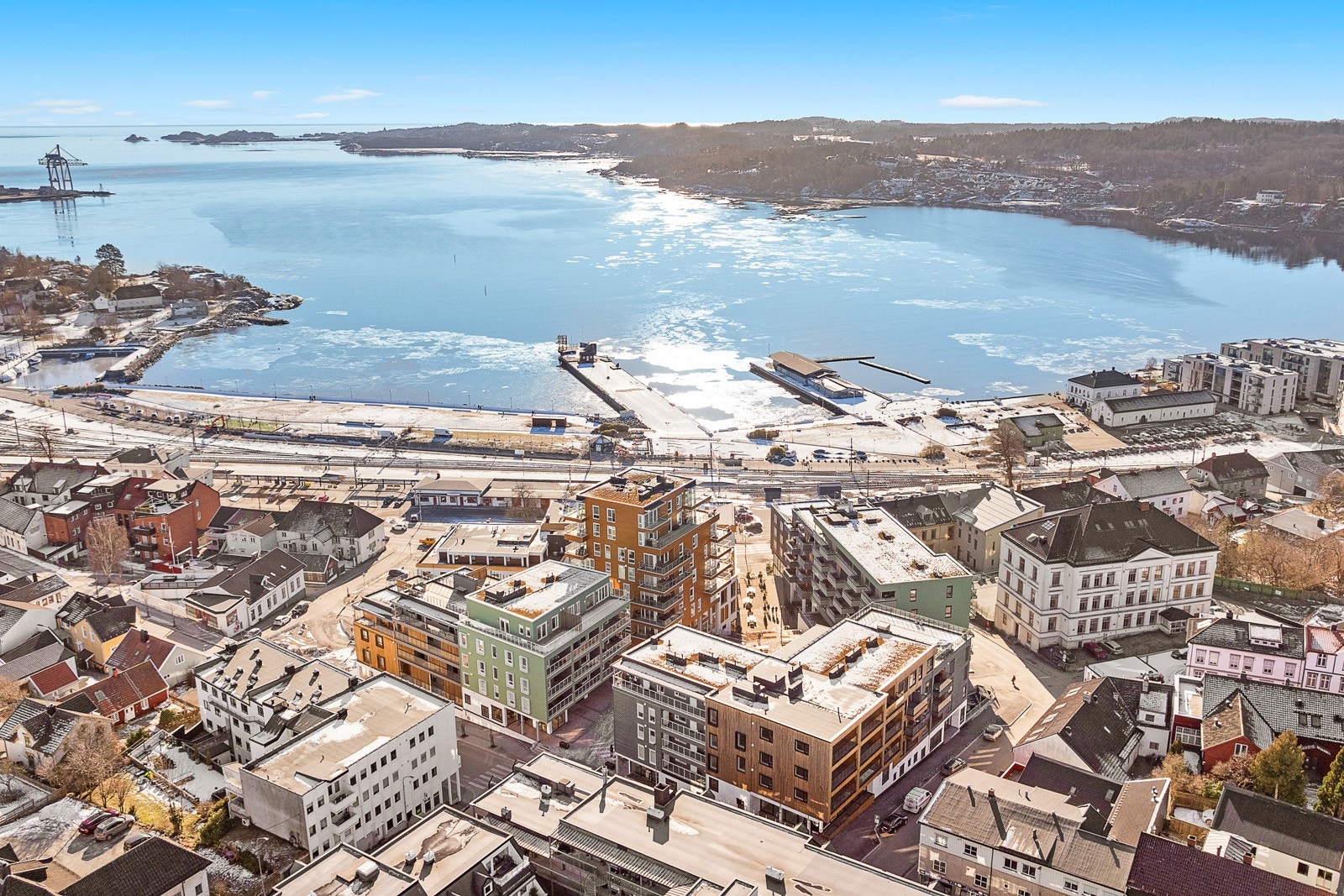 Dette er en moderne og lekker leilighet i nye Grandkvartalet. Her bor du midt mellom sentrum og sjøen og kan nyte både det urbane livet, samt påfyll av naturen med strender og fine turområder Galleribilde