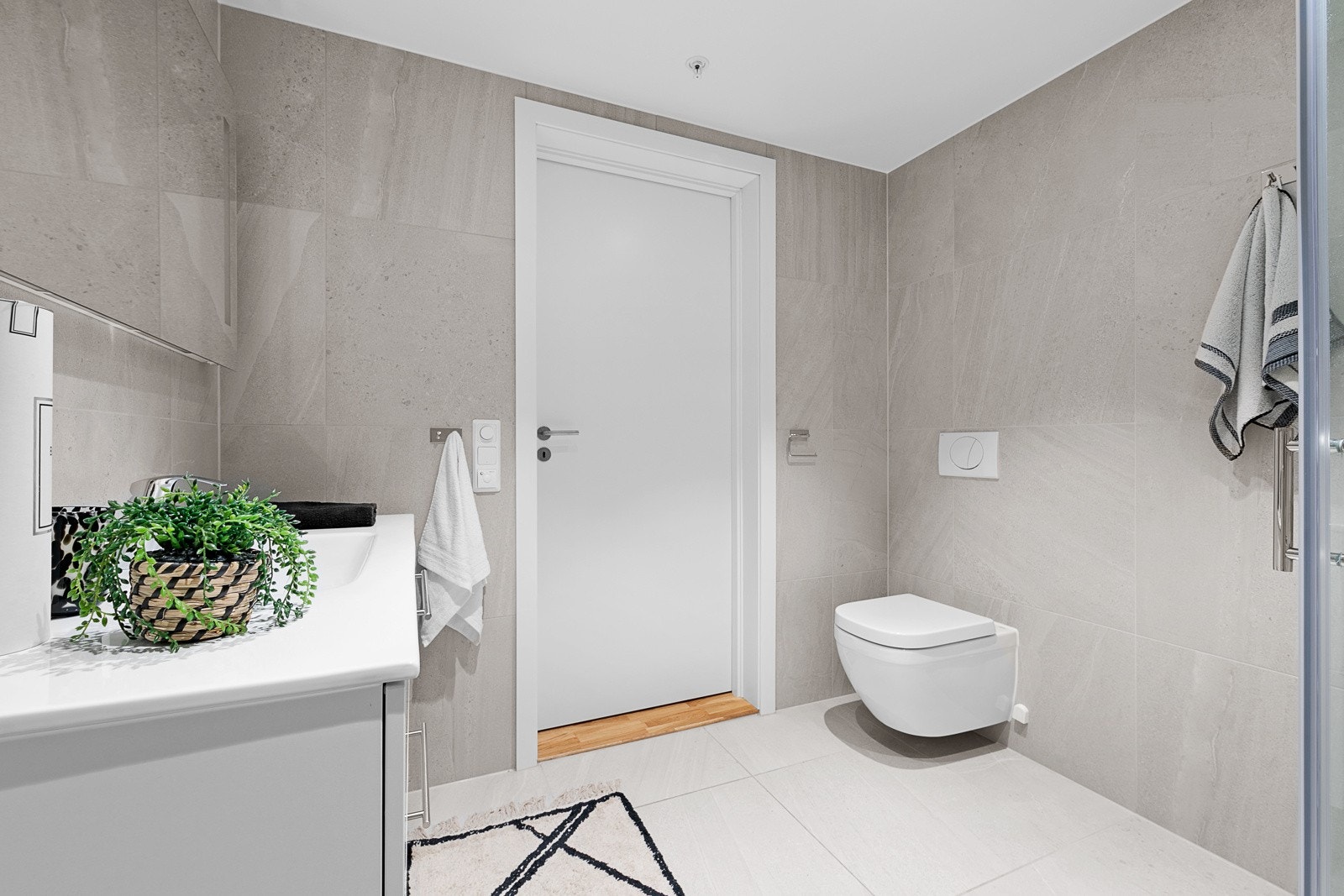 Badet har alt du trenger for en god start på dagen, samt opplegg til vaskemaskin Galleribilde