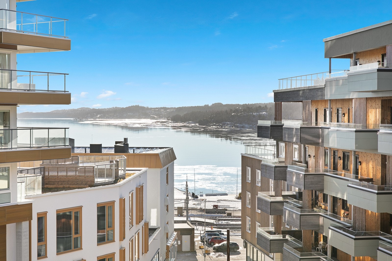 Fra balkongen ved svalgangen er det en nydelig utsikt mot Larviksfjorden og over Grandplassen Galleribilde