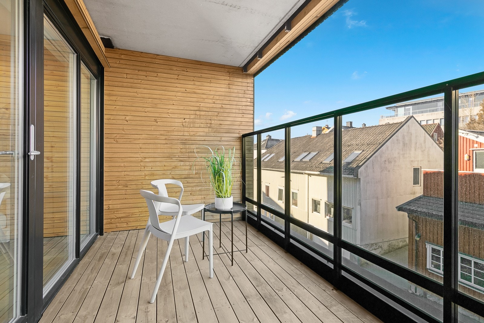 Fra stua er det utgang til en koselig balkong. Her er det god solgang på sommerstid Galleribilde