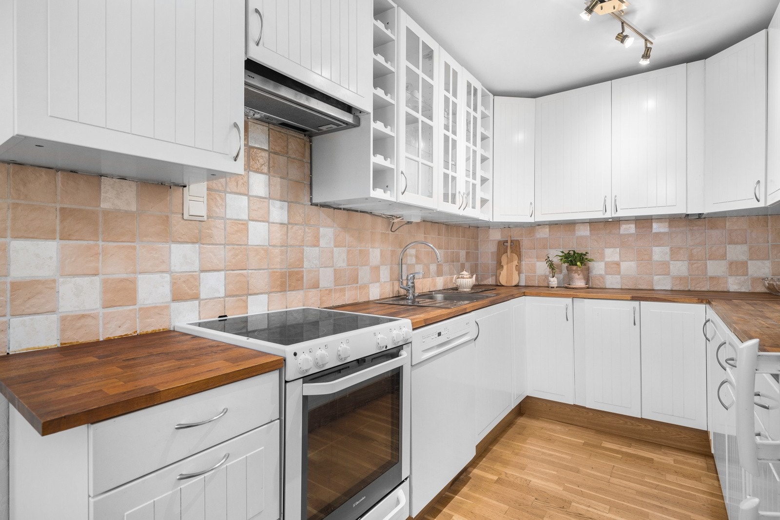 Det er godt med skap og benkeplass på kjøkkenet. Galleribilde