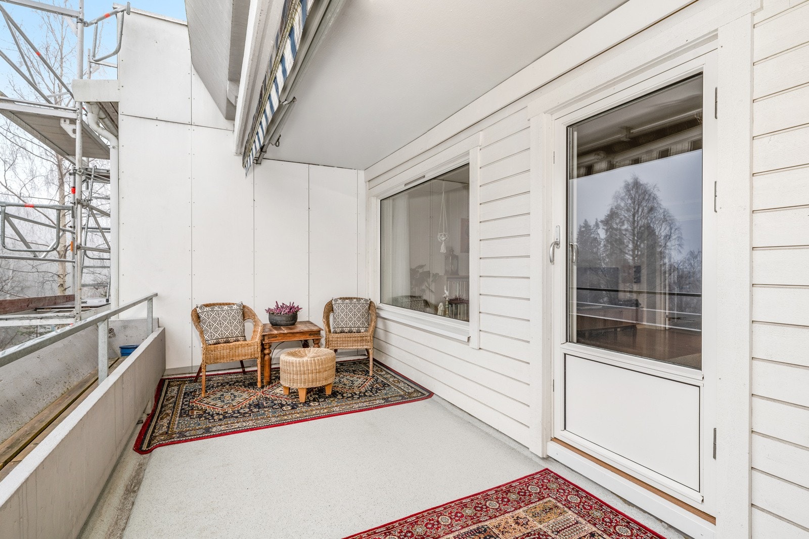 Det er videre montert markise for effektiv solskjerming. Galleribilde