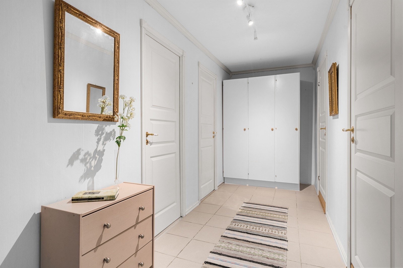 I gangen er det god plass for oppbevaring av sko og yttertøy. Galleribilde