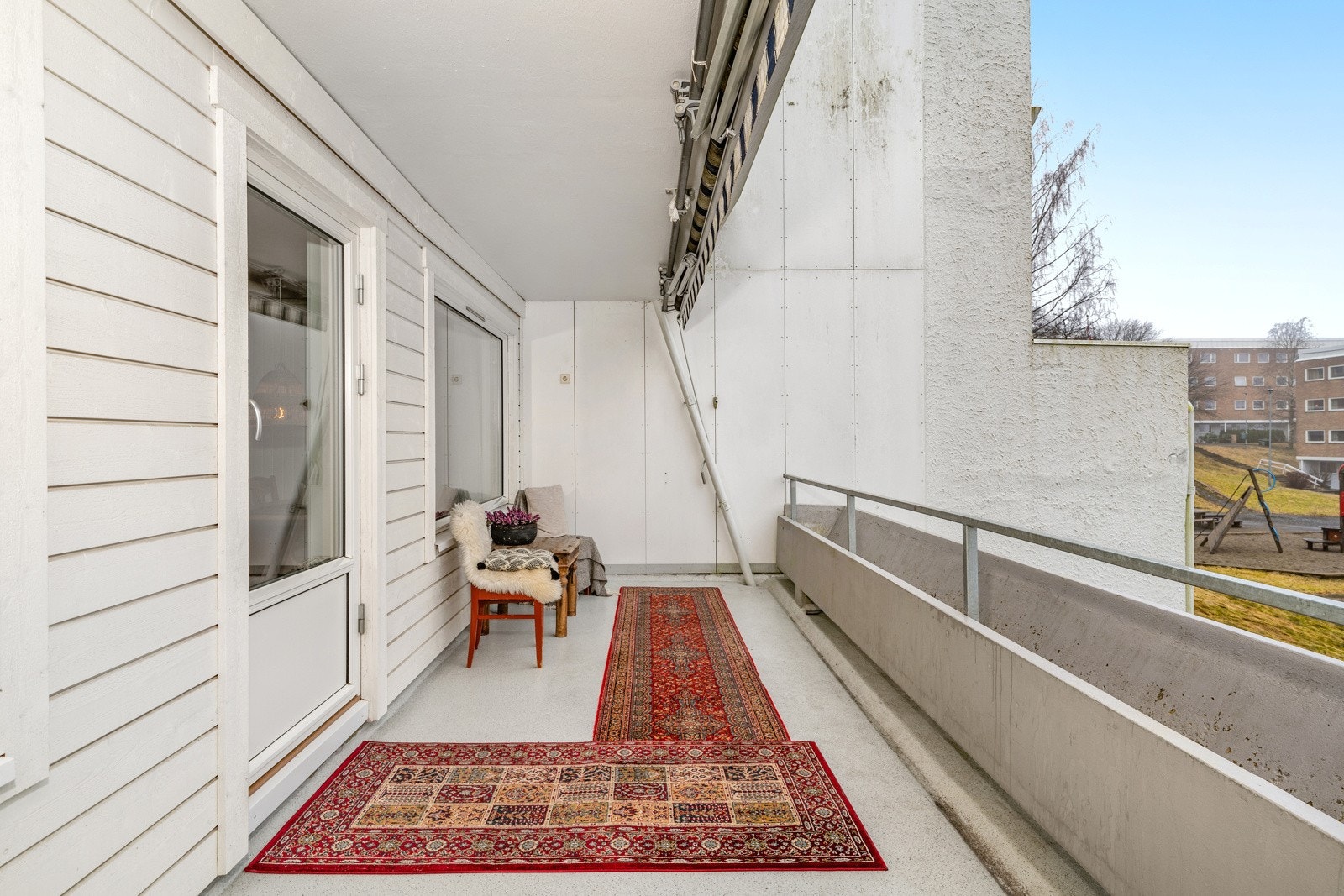 Fra stuen er det også utgang til solrik, vestvendt balkong med utsyn over velstelte fellesområder. Galleribilde