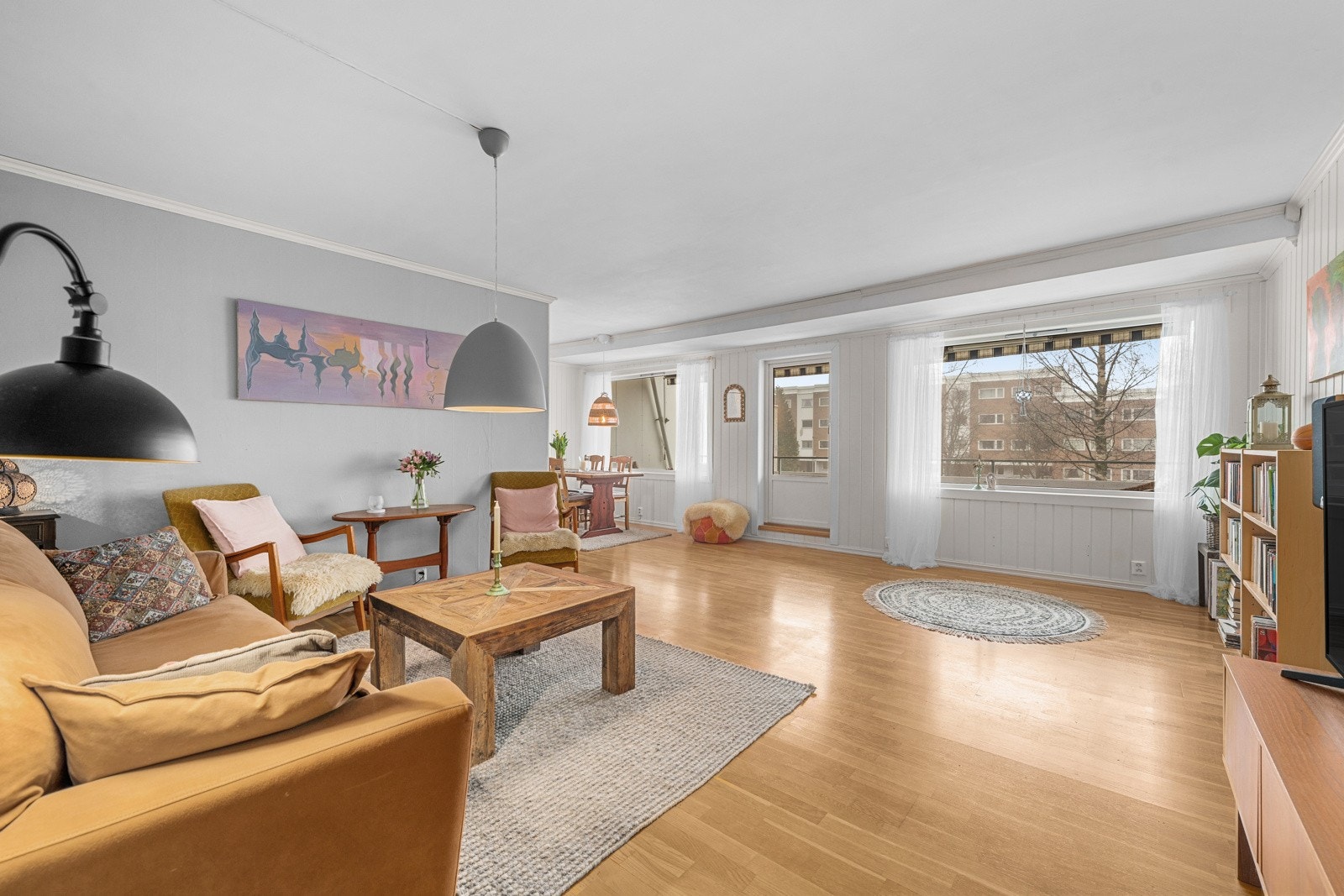 Det er gode møbleringsmuligheter i stuen og spisestuedelen. Galleribilde