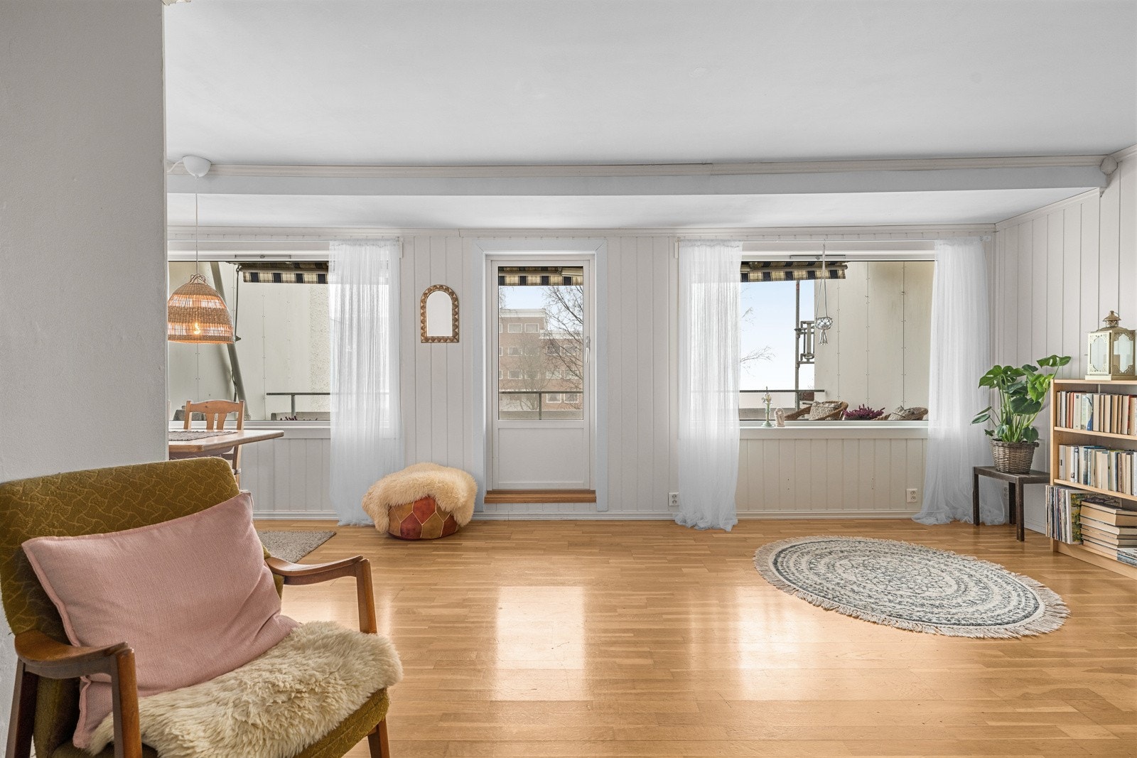 Fra stuen er det også utgang til solrik, vestvendt balkong med utsyn over velstelte fellesområder. Galleribilde