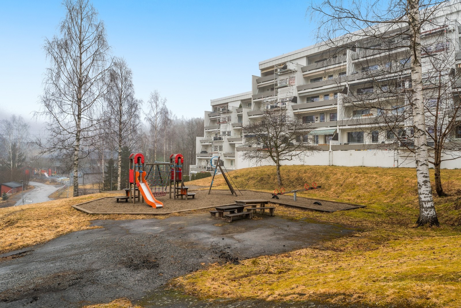 Borettslaget har lekeplasser og plenarealer rundt blokkene. Videre er det asfaltert gangvei til inngangspartiet. Galleribilde