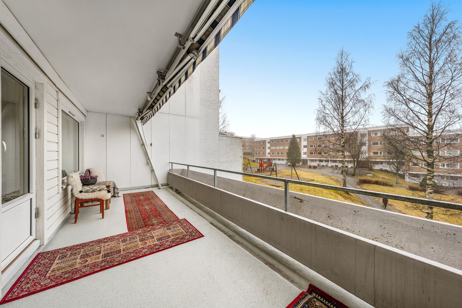 Det er i trappefri adkomst inn til boligen. Fra stuen er det utgang til en stor, delvis overbygd balkong på hele 15 kvm! Galleribilde