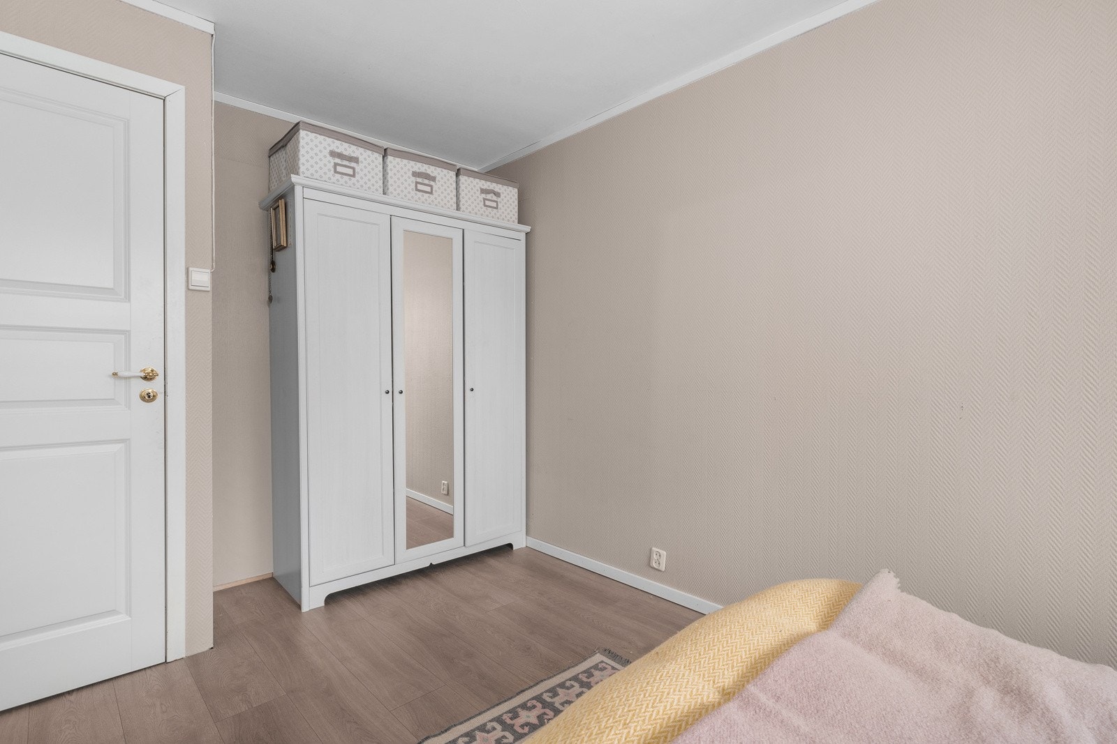 Hovedsoverommet er av god størrelse med nisje for garderobeskap Galleribilde