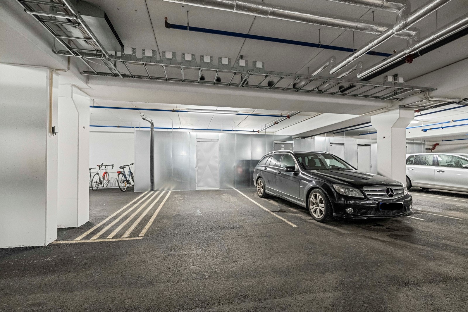 Seksjonen disponerer en fast plass i felles garasjekjeller, adkomst via trapp eller heis fra blokka Galleribilde