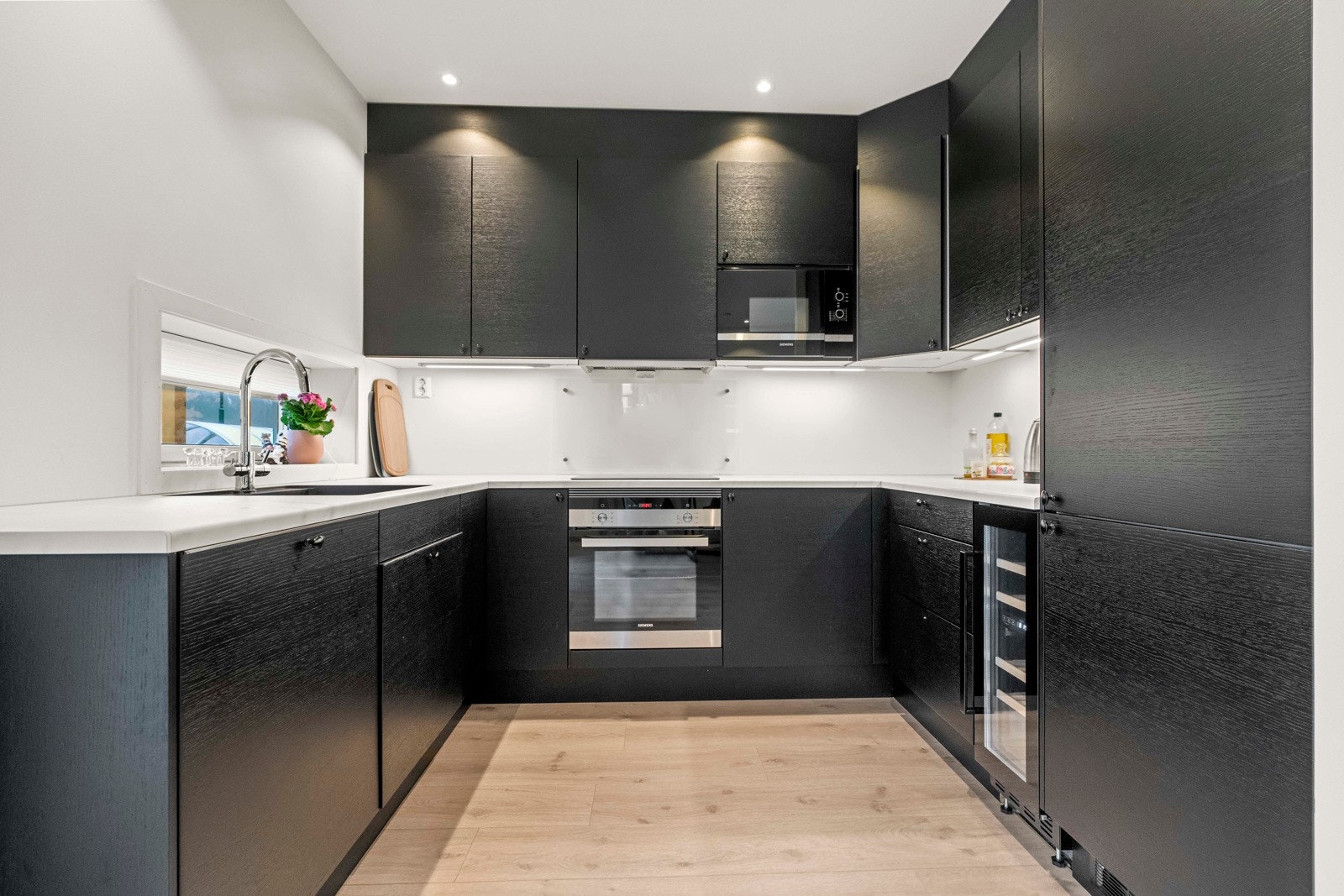 Leiligheta har et lekkert kjøkken fra Sigdal med integrerte hvitevarer fra Siemens Galleribilde