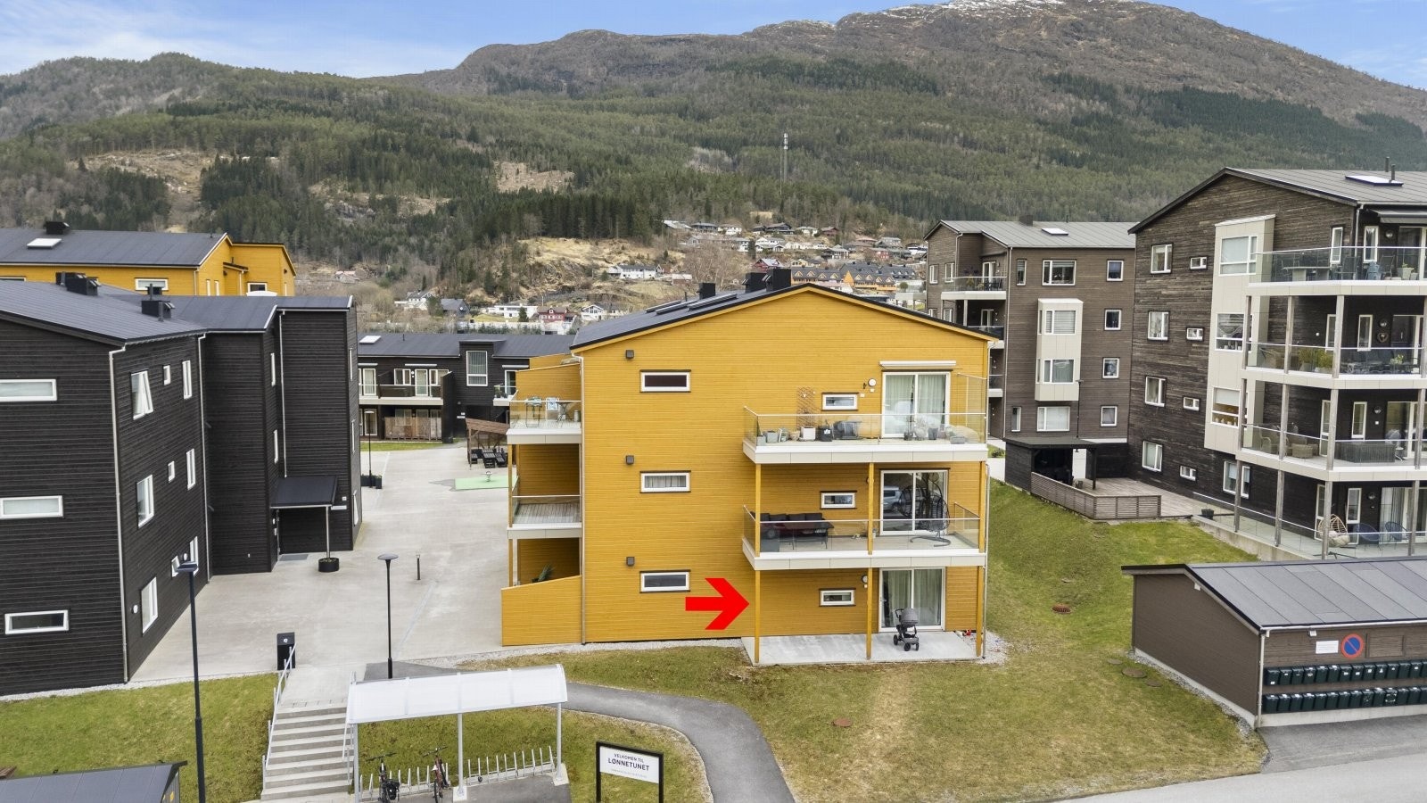 Leiligheta ligger i byggets 1.etg. med takoverbygd uteplass i fasade som vender mot sør Galleribilde