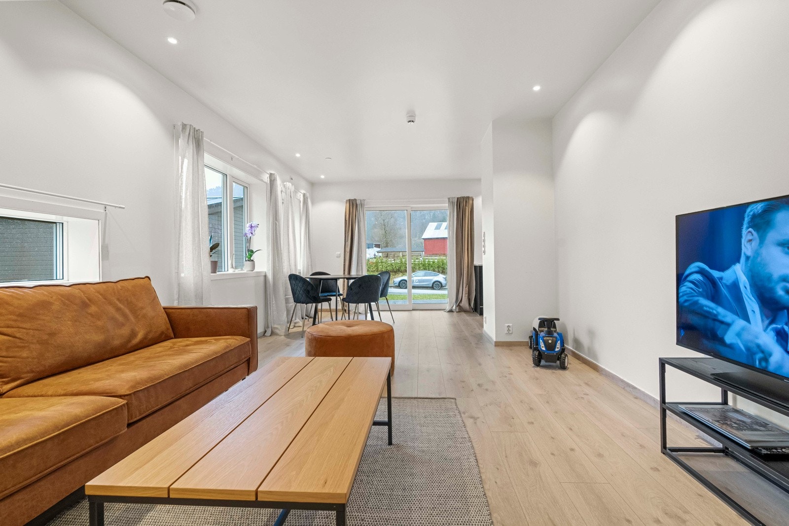 Stua er av bra størrelse med god plass til møblering av sofa- og spisegruppe Galleribilde