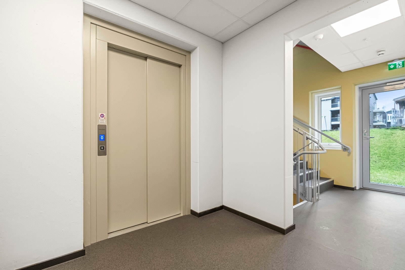 Heis og trappeadkomst til felles garasjekjeller Galleribilde