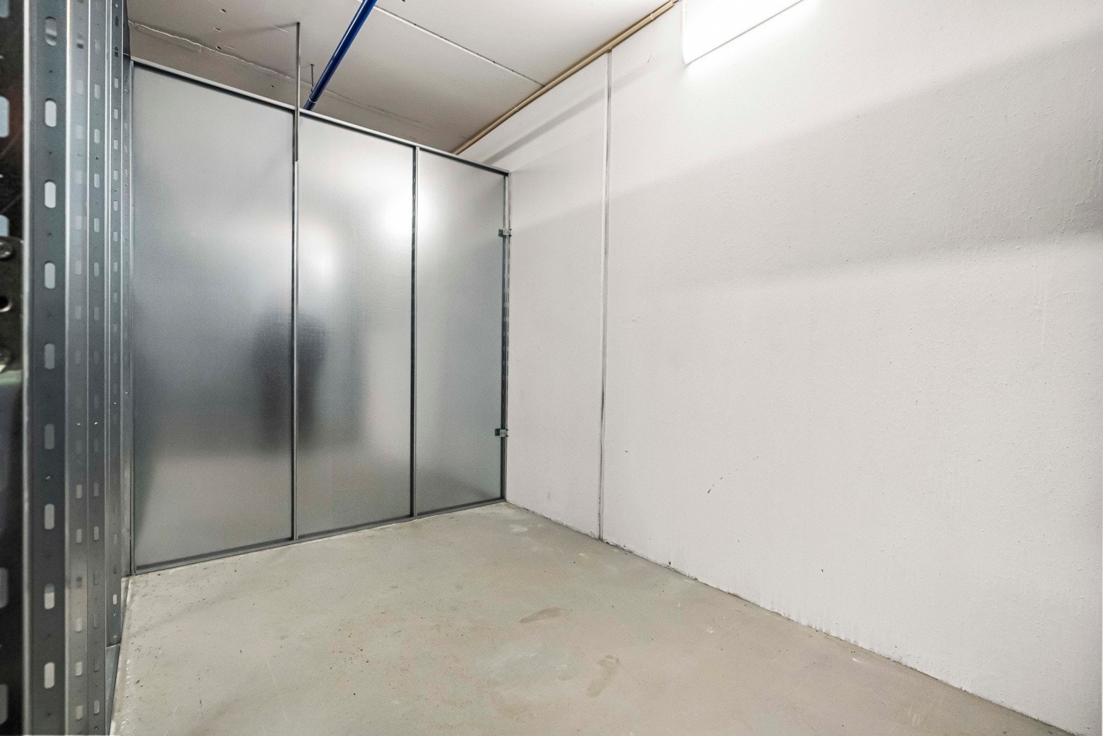 Innvendig sportsbod på ca. 6m2. som ligger ved garasjeplassen Galleribilde