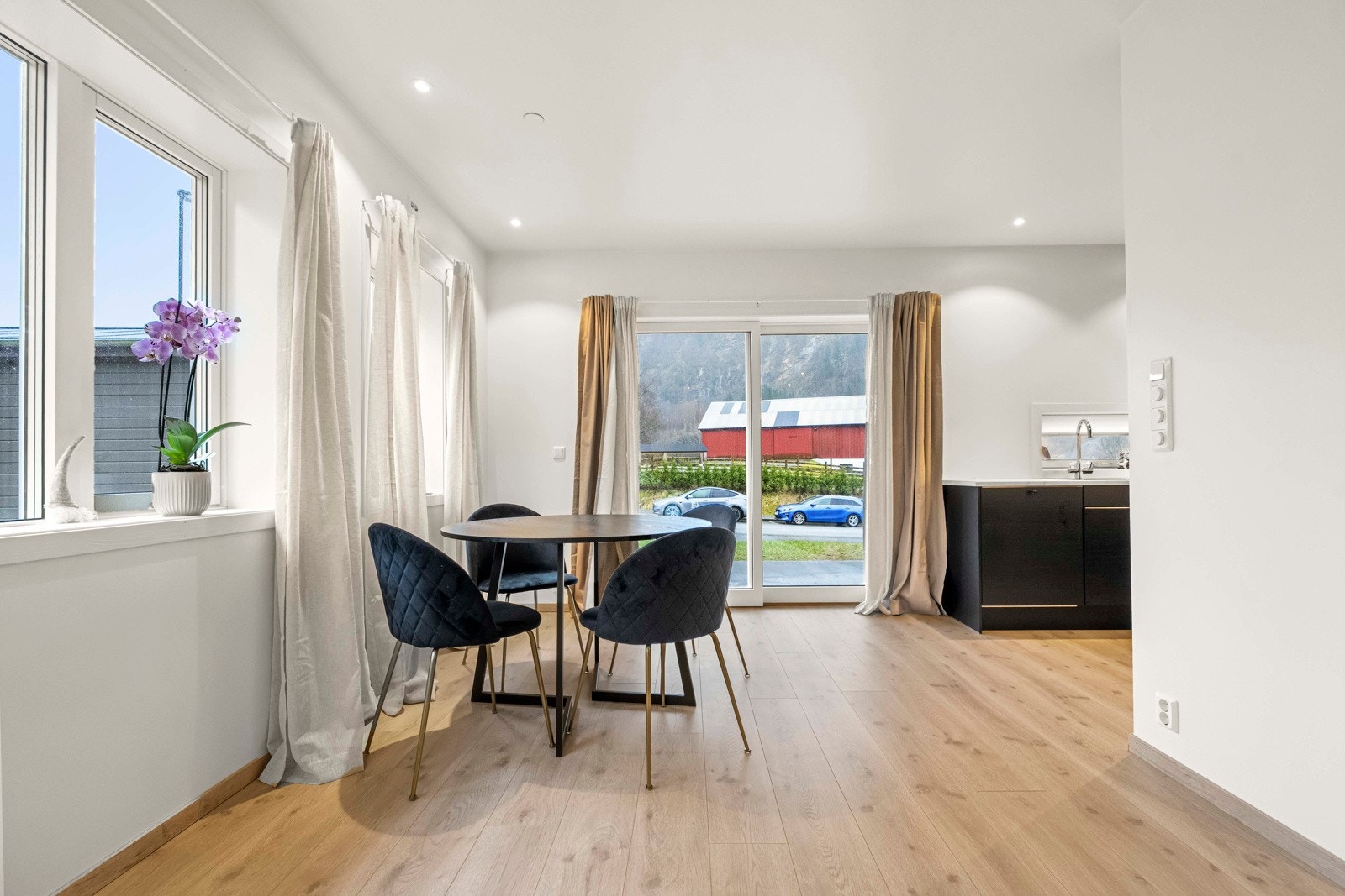 Nyere 3-roms leilighet i det Lønnetunet-sameiet i Parkgata Galleribilde